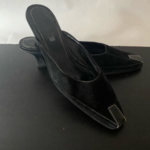 Mode mules. Suede-leather mix. Color is black. Size is 8.5